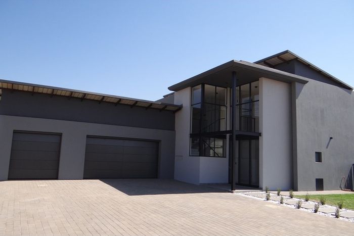For Sale: 4 Bedroom House in Midstream Heights with pool, braai area, and servant's quarters.