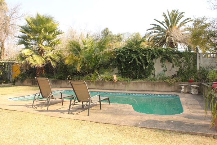 For Sale: Spacious house in Schuinshoogte with flatlet, pool, and solar panels.