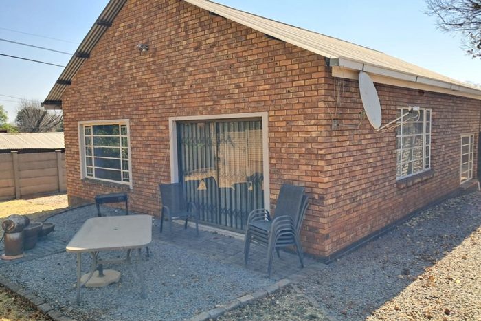 Kloofsig House For Sale: 3 Bedrooms, garden, garage, near shops and schools.