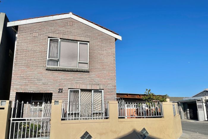 Eastridge Townhouse For Sale: 4 bedrooms, enclosed carport, separate lounge and dining.