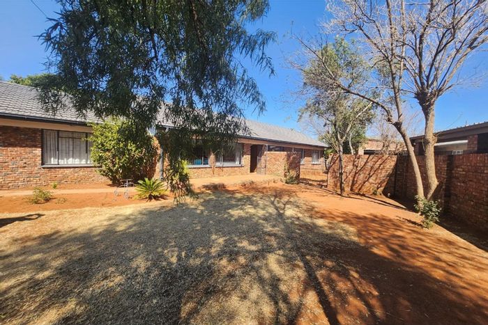 Hillcrest House For Sale: Pool, garden, 3 beds, garage, pet-friendly, secure.