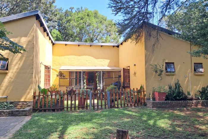 Eldoraigne House For Sale: Spacious 4-bedroom home with 2 flats and ample parking.