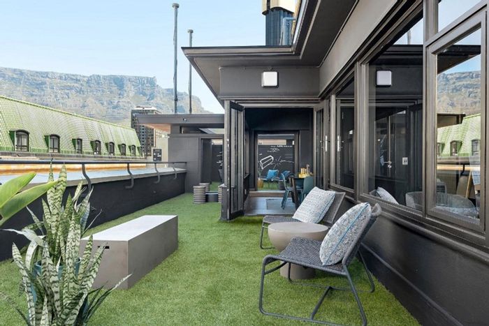 For Sale: Apartment in Cape Town City Centre with parking, gym, rooftop terrace.