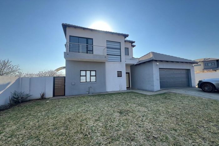 Everglades Estate House To Rent: 3 Bedrooms, 2.5 Bathrooms, Double Garage, Outdoor Balcony.