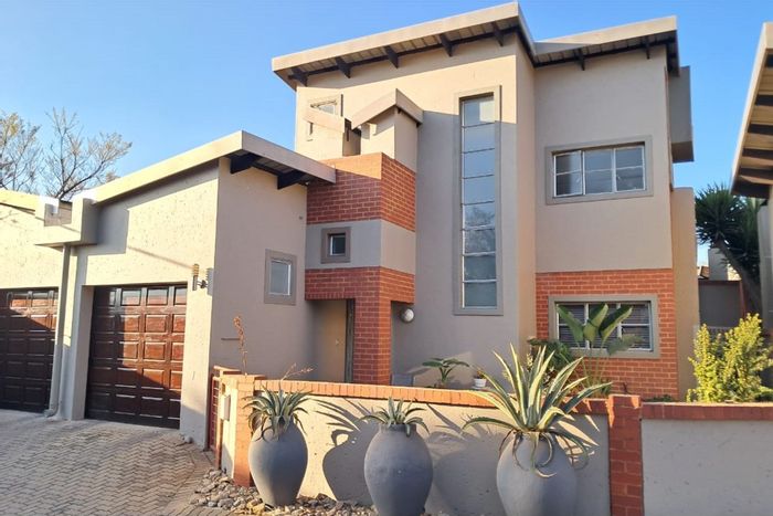 Die Hoewes Townhouse For Sale: 2 beds, pool, garden, secure complex amenities.