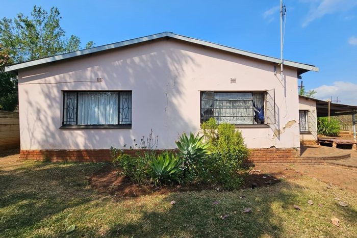 For Sale: Barberton Central House with 3 Bedrooms, garden, and ample storage.