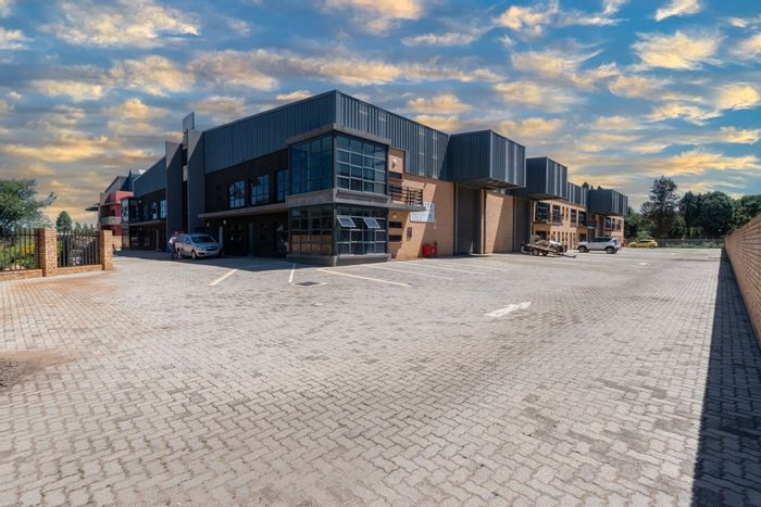 Industrial warehouse to rent in Klipriver: 370sqm, secure access, office space included.