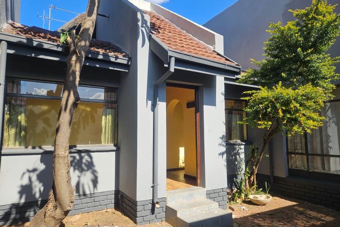 Ninapark House To Rent: 4 bedrooms, pool, garden, pet-friendly, ample parking.