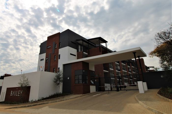 Bryanston Apartment For Sale: Gym, pool, clubhouse, pet-friendly, great views, secure access.