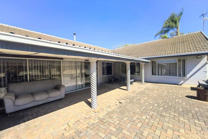 Spacious Schuinshoogte house for sale with pool, flatlet, and home office.