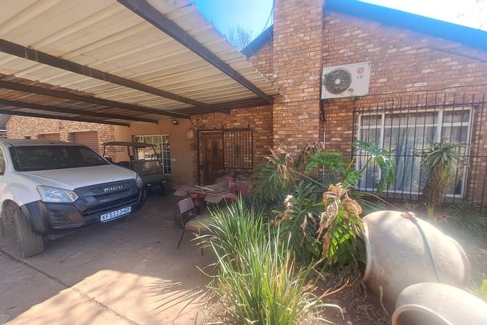 Raslouw AH Small Holding For Sale: Two houses, flatlet, workshops, and security features.