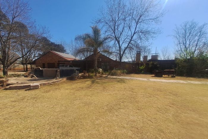 Raslouw AH Small Holding For Sale: Two houses, flatlet, workshops, industrial rights.