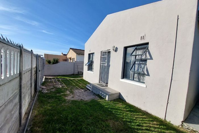 For Sale: House in Lentegeur with 3 bedrooms, parking, and renovation potential.