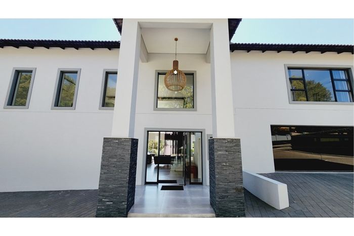 For Sale: House in Waterkloof Ridge with pool, balcony, and ample parking.