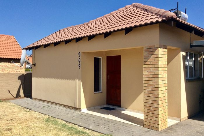 For Sale: House in Waterkloof Hill Estate with 24/7 security and nearby school.