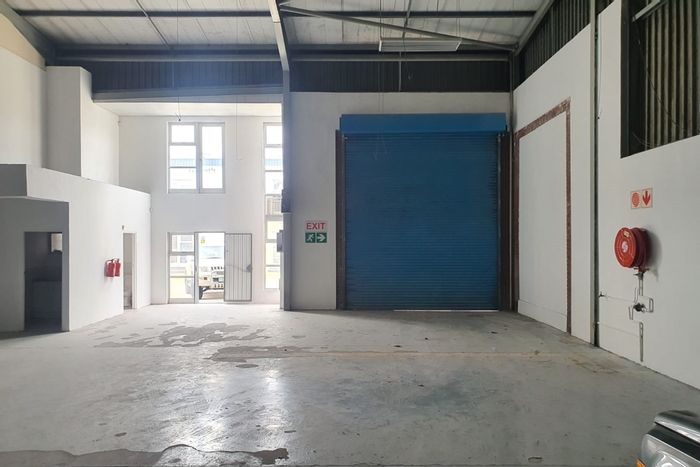 Industrial Warehouse to Rent in Fairview: 245m2, secure park, high-bay access.