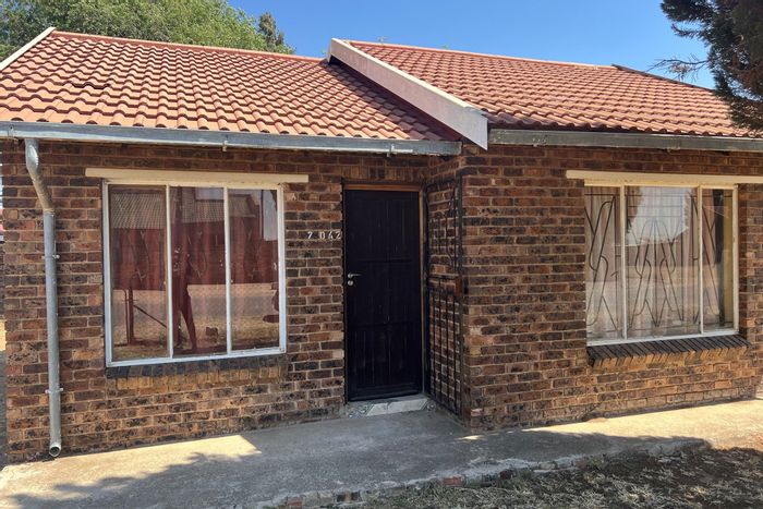 House to Rent in Mmabatho: 2 bedrooms, fenced, near Morena Mall.