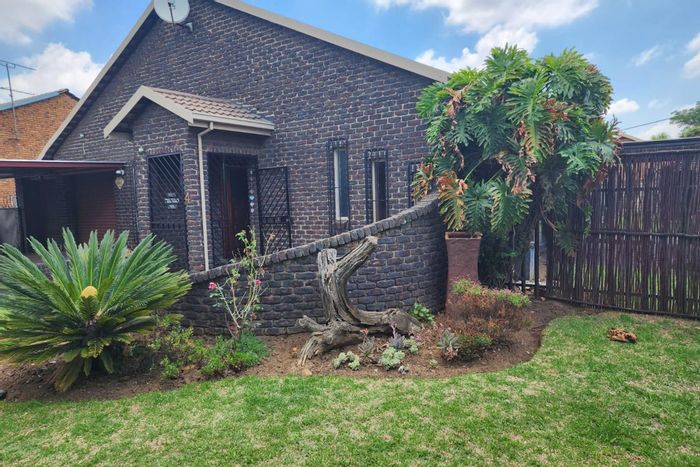 For Sale: 3-bedroom house in Minnebron with braai area, bar room, and garage.