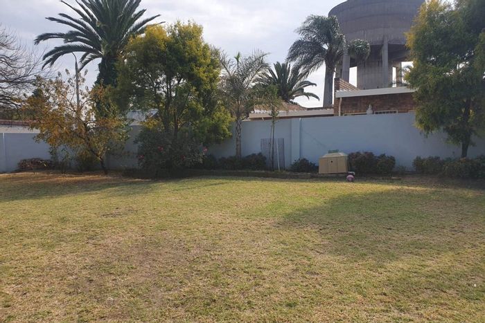 Townhouse to Rent in Sunward Park: Communal living with utilities included.