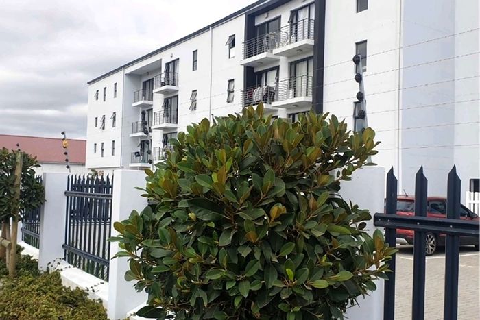 For Sale: Parklands Apartment with 2 Bedrooms, Secure Parking, and Communal Amenities.