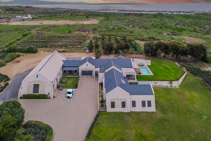 Olifantskop House For Sale: Spacious estate with cottages, pool, and lagoon views.