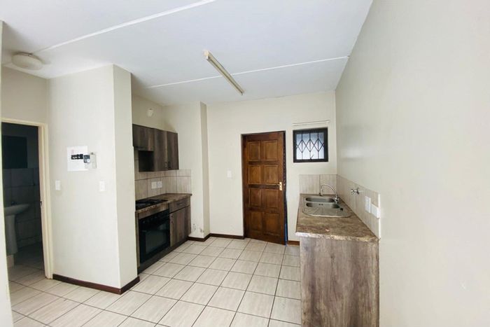 Birchleigh Apartment To Rent: 1 bed, near shopping mall, easy R24 access.