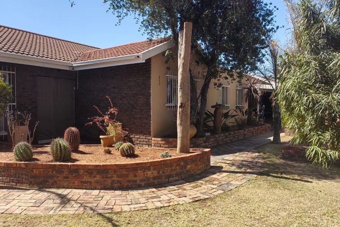 3-bedroom house in Vanderbijlpark Sw for sale with pool, garden, and security features.