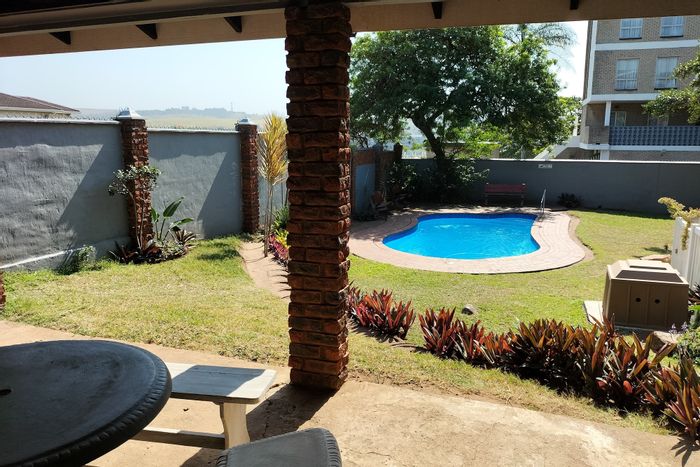 Scottburgh Central Apartment For Sale: Pool, garden, garage, near beaches and amenities.