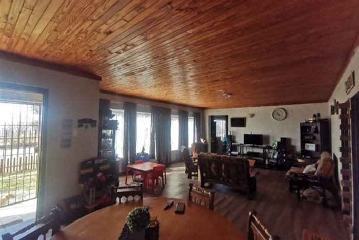 For Sale: House in New Bethal East with 3 bedrooms, double garage, and solar.