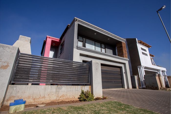 For Sale: Spacious 4-bedroom house in Salfin with inverter, braai pit, and versatile rooms.