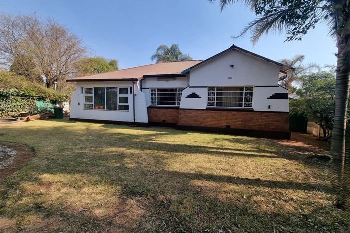 Brenthurst House For Sale: 3 bedrooms, entertainment room, splash pool, ample parking.