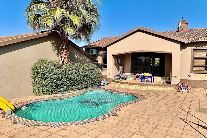For Sale: Thatchfield Glen House with large yard, 3 bedrooms, and 2 bathrooms.