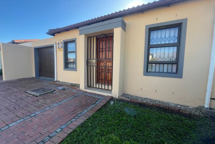 Dalvale House For Sale: 3 bedrooms, garage, spacious yard, ideal for entertaining.