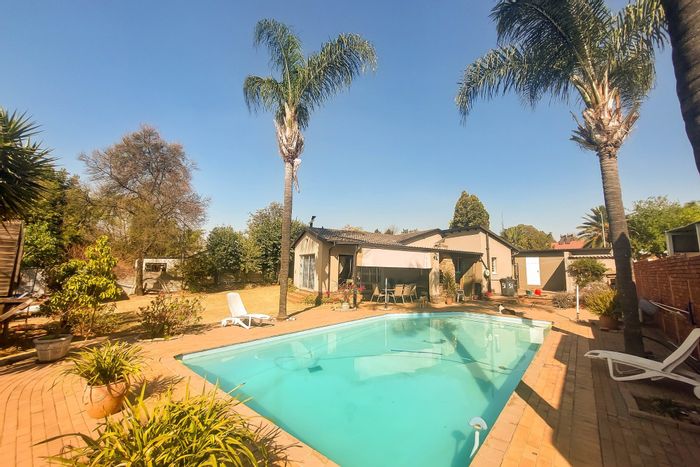 For Sale: House in The Reeds with pool, study, and double garage.