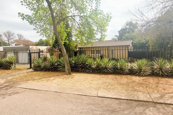 For Sale: House in The Reeds with pool, study, and double garage.