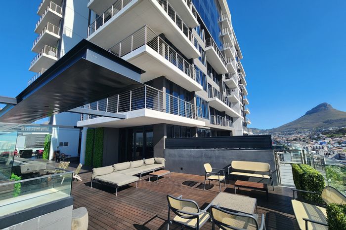 For Sale: Apartment in Cape Town City Centre with pool, gym, and panoramic views.