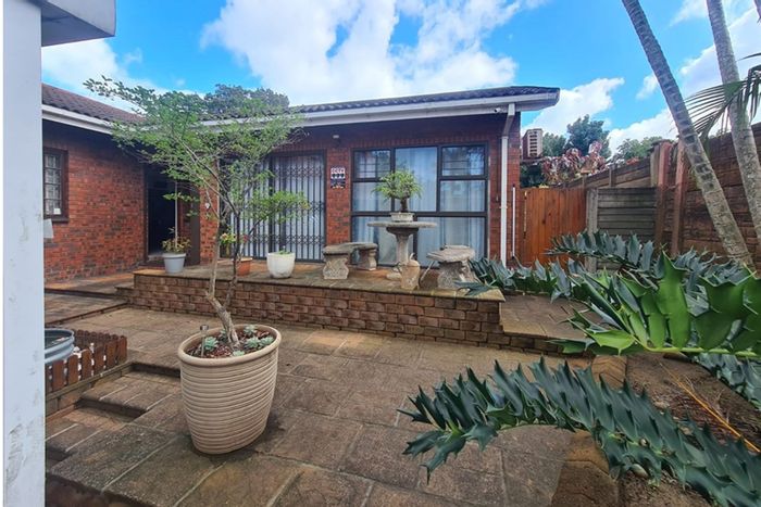 For Sale: 3-Bedroom House in Meer En See with Flatlet, Garage, and Security.