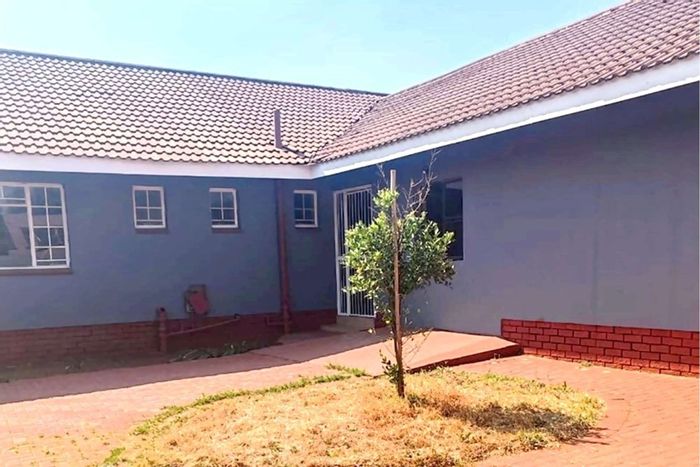 3-bedroom house to rent in Vaalpark with en-suites and open plan living.