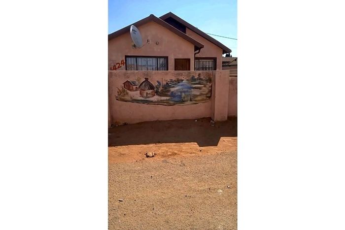 House for Sale in Kwaguqa Ext 10: 3 bedrooms, parking, near amenities.