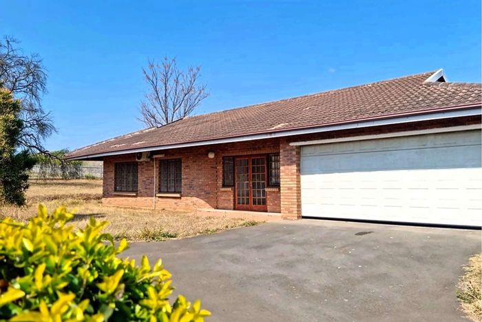 For Sale: 3-Bedroom Townhouse in Hayfields with Garage and Community Hall.