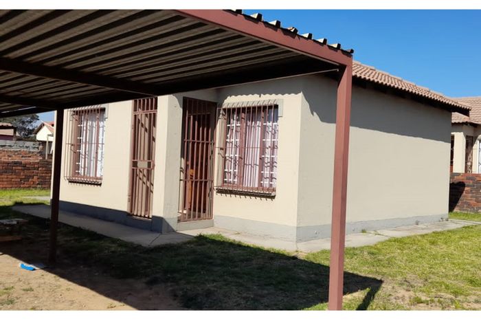 Duvha Park House For Sale: 3 bedrooms, carport, near schools and mall.