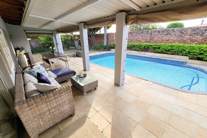 Gonubie House For Sale: Pool, granny flat, open-plan living, and ample parking.