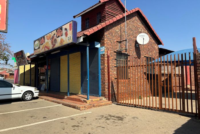 For Sale: Versatile Atteridgeville house with commercial spaces, 3 bedrooms, parking.