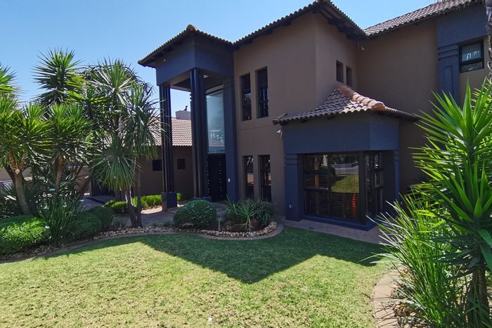 For Sale: House in Greenstone Hill with pool, garden, and home office.