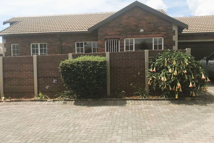 Bergbron Townhouse For Sale: Spacious simplex, pool, braai area, 24-hour security.