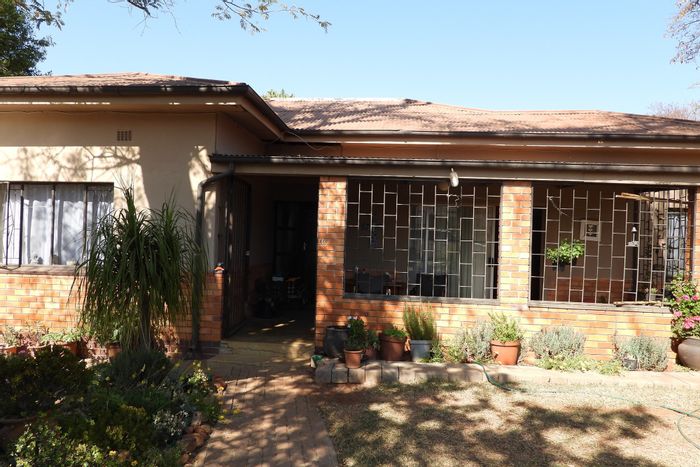 House for Sale in Bela Bela Central: 3 beds, cottage, rental income, parking.