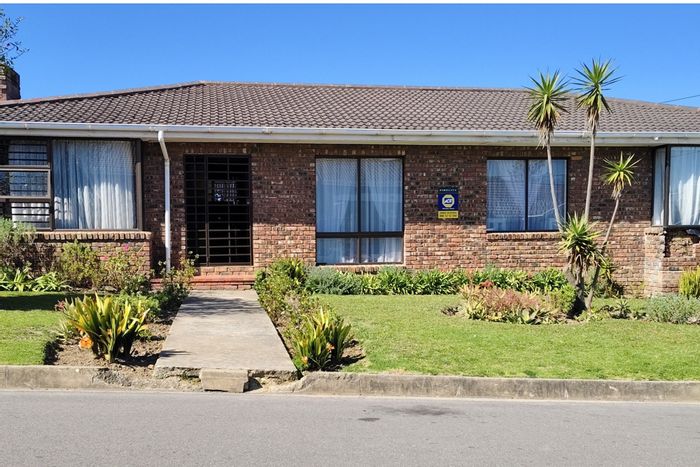 For Sale: House in Levalia with 3 bedrooms, garden, parking, and rental potential.
