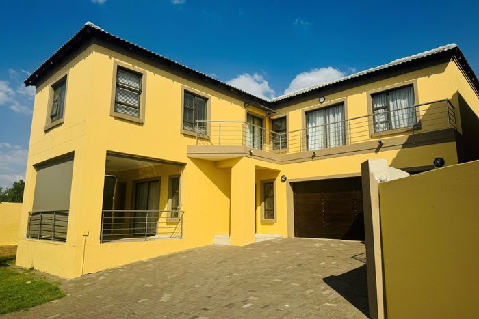 Sagewood House For Sale: 4 en-suite bedrooms, clubhouse, pool, and security.