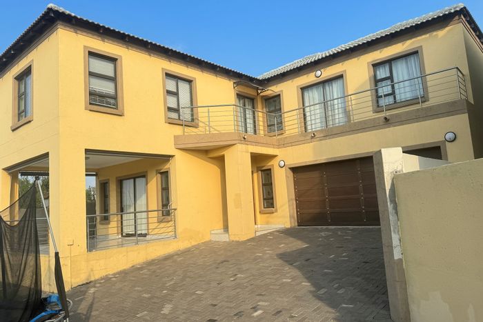 Sagewood House For Sale: 4 en-suite bedrooms, clubhouse, pool, and security.