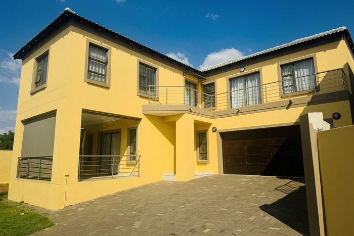 Sagewood House For Sale: 4 en-suite bedrooms, clubhouse, pool, and security.